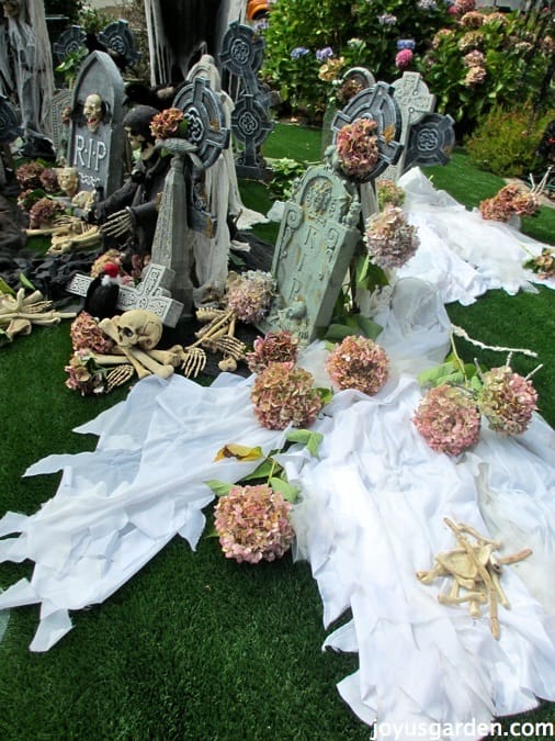 Frighteningly Fun Halloween Decorating Ideas For Your Yard
