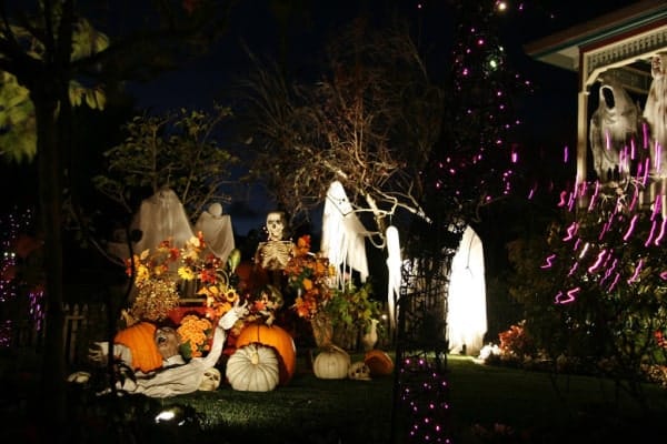 Frighteningly Fun Decorating Ideas For Your Yard Here Are Some Frighteningly Fun Decoration Ideas For Your Yard Including A Graveyard Ghouls Zombies Skeletons Witches Black Cats More