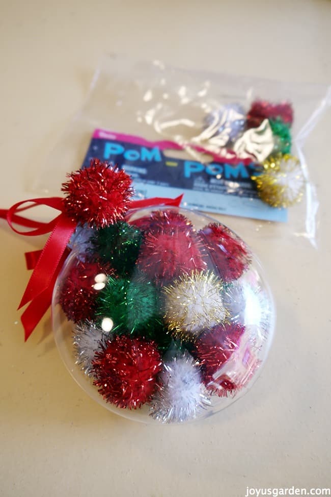 Dripping opfindelse Fancy An Easy To Make, Colorful Pom Pom Christmas Ornament