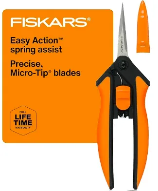 Ножницы для обрезки Fiskars с микрокончиками в оранжево-черном цвете.